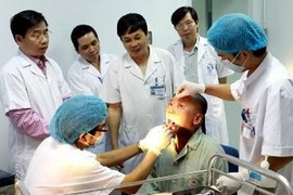 Treatment is given to a cancer patient. Photo: VNA