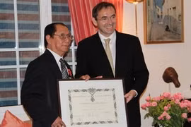 France honours former Vietnamese ambassador 