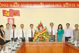 Party Central Committee Secretary To Huy Rua visited VNA on the occasion of the 90th Vietnam Revolutionary Press Day (June 21). (Photo:VNA)
