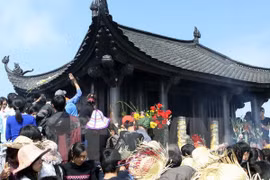 Visitors pray at Dong pagoda (Photo: VNA)