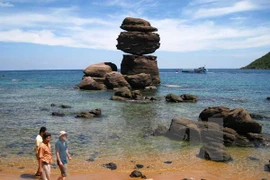 Visitors walk on the beach of Hon Thom island in Phu Quoc island district, Kien Giang province (Photo: VNA)