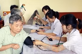 Doctors are providing health check-ups to people in Hanoi. (Photo: VNA)