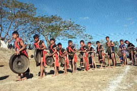 Bana ethnic people play the gong and other instruments, and perform traditional dances (Photo: VNA)