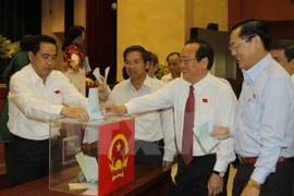 Delegates cast the votes (Photo: VNA)