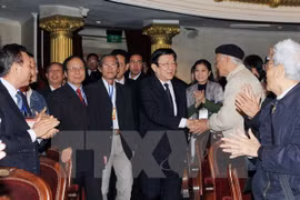 President Truong Tan Sang and artists (Source: VNA)