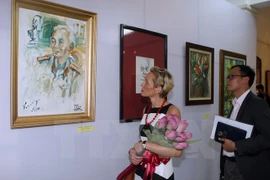 Visitors to the exhibition (Photo: VNA)