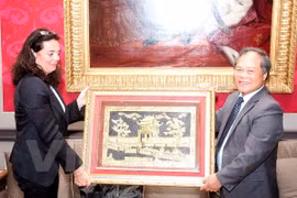 Head of Vietnam National Assembly’s Law Committee Phan Trung Ly (R) presented a gift to Belgian Senate Chairwoman Christine Defraigne. (Photo: Vietnamplus)