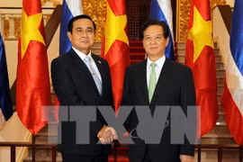 Vietnamese Prime Minister Nguyen Tan Dung and his Thai counterpart Prayut Chan-ocha (Photo: VNA)
