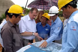 Sergey Levchenko, Deputy Chairman of the Russian State Duma Energy Committee (second, left), visits an area planned for building a nuclear power plant in Ninh Thuan province (Photo: VNA)