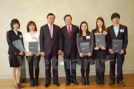 Vietnamese students in RoK receive Kumho Asiana scholarships (Photo: VNA)