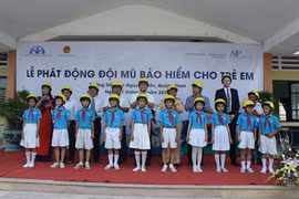 More than 2,980 students and teachers at five primary schools in Quang Nam Province were gifted helmets at a kick-off ceremony held on March 17 (Photo: VNA)