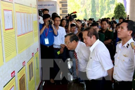 Participants are looking at items at the exhibition. (Photo: VNA)