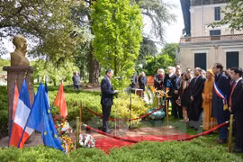 Vietnamese Ambassador to France Nguyen Ngoc Son speaks at a ceremony at the Montreau Park (Photo: VNA)
