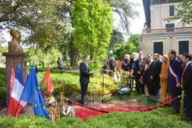 Vietnamese Ambassador to France Nguyen Ngoc Son speaks at a ceremony at the Montreau Park (Photo: VNA)