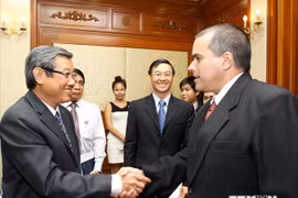 Vice Chairman of Ho Chi Minh City’s People’s Committee Hua Ngoc Thuan receives President Luis Enrique Gonzalez Acosta (Photo:VNA)
