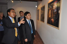 Deputy Foreign Minister Ho Xuan Son (R) and Vietnamese Ambassador Nguyen Hoang Long (L) at the exhibition Paolo Belletti (Photo: VNA)