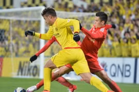 Binh Duong Becamex (in red) get first point at AFC Champions League 2015. 