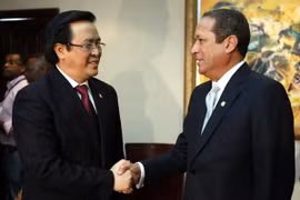 Head of the CPV Central Committee’s Commission for External Relations Hoang Binh Quan (L) meets Speakers of the Senate of the Dominica’s National Congress Reinaldo Pared Perez. Photo: VNA