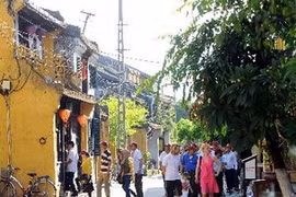 International tourists visit Hoi An ancient town - a UNESCO heritage in the central province of Quang Nam (Photo: VNA) 