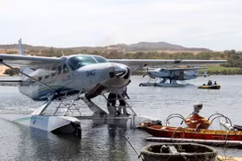 Two seaplanes land at Bau Trang lake (Photo: VNA)
