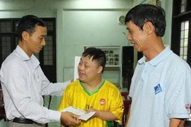VNA presents gifts to Agent Orange/dioxin victims (Photo: VNA)
