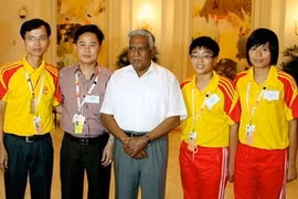 Vietnamese team and Singaporean President at the third ASEAN School Games (Source: VNA)
