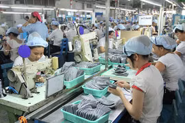 Producing footwear (Photo: VNA)