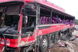 The coach is seriously damaged in the accident (Photo: VNA)