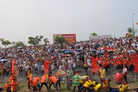 The local tug of war, using a rattan rope, replicated the practices of naval forces led by national hero Ngo Quyen (Photo: VNA)