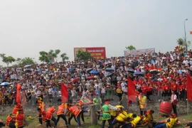The local tug of war, using a rattan rope, replicated the practices of naval forces led by national hero Ngo Quyen (Photo: VNA)