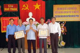 VNA Deputy General Director Le Duy Truyen (centre) presents certificates of merit to representatives of the Ninh Thuan newspaper (Photo: VNA)