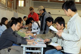 Job seekers submit applications at an employment services centre (Photo: VNA)