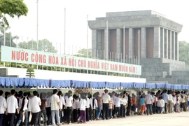 People queue up to visit the Ho Chi Minh Mausoleum in Hanoi (Photo: VNA)