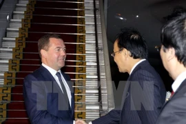 Vice Chairman of the municipal People's Committee Le Manh Ha (R) receives Russian PM Dmitry Medvedev (Photo: VNA)