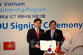 Vietnamese Nguyen Bac Son (R) and RoK Minister Chong Jong-sup at the signing ceremony (Photo: VNA)