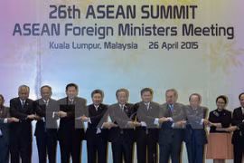 Foreign Minister Pham Binh Minh (5th, left) beside ASEAN Foreign Ministers at the AMM in Kuala Lumpur on April 26. (Photo: VNA)