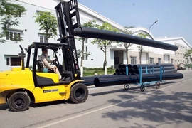 Plastic pipes are transported from Tien Phong Plastic Joint Stock Company for export. Vietnamese plastic products are facing difficulties in the European market. (Photo: VNA)