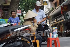 A woman illegally sells cigarettein at street in Hanoi (Photo: VNA)