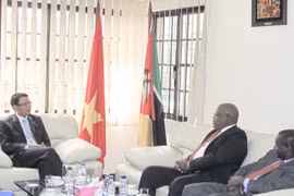 Vietnamese Ambassador to Mozambique Nguyen Van Trung receives head of the Mozambican delegation to the IPU-132, Jose Mateus Kathupa (Source: VNA)