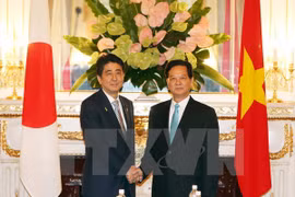 Prime Minister Nguyen Tan Dung (R) held talks on July 4 in Tokyo with his Japanese counterpart Shinzo Abe (Photo: VNA)