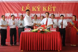  Agribank will loan 12.1 billion VND (556,600 USD) to a local resident of Nghi Son commune to build a steel fishing vessel with 811CV engines. (Photo: VNA)