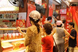 Customers buy cakes at a Kinh Do store in Ha Noi. (Photo: VNA/VNS)