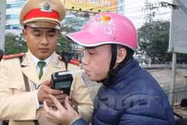 A man was undertaking blood alcohol testing. (Photo: VNA)