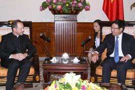 Under-Secretary for Relations with States Antoine Camilleri (L) and Deputy Prime Minister and Foreign Minister Pham Binh Minh (Photo: VNA)