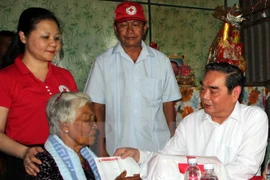 Politburo member and standing member of the Party Central Committee Secretariat Le Hong Anh presented gifts to poor households and Agent Orange (AO)/dioxin victims in southern Bac Lieu province (Photo: VNA)