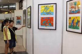 Visitors to an exhibition on children’s paintings (Photo: VNA)