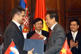 Exchanging cooperative MoU between the two countries' MOFA (Image by Doãn Tấn/TTXVN)