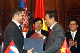 Exchanging cooperative MoU between the two countries' MOFA (Image by Doãn Tấn/TTXVN)