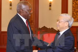 General Secretary Nguyen Phu Trong (R) welcomes Politburo member and Vice President of the Council of State Salvador Valdes Mesa. Photo: VNA