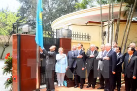 Kazakh Ambassador to Vietnam Beketzhan Zhumakhanov hoists Kazakh flag at the opening ceremony of the new embassy. Photo: VNA